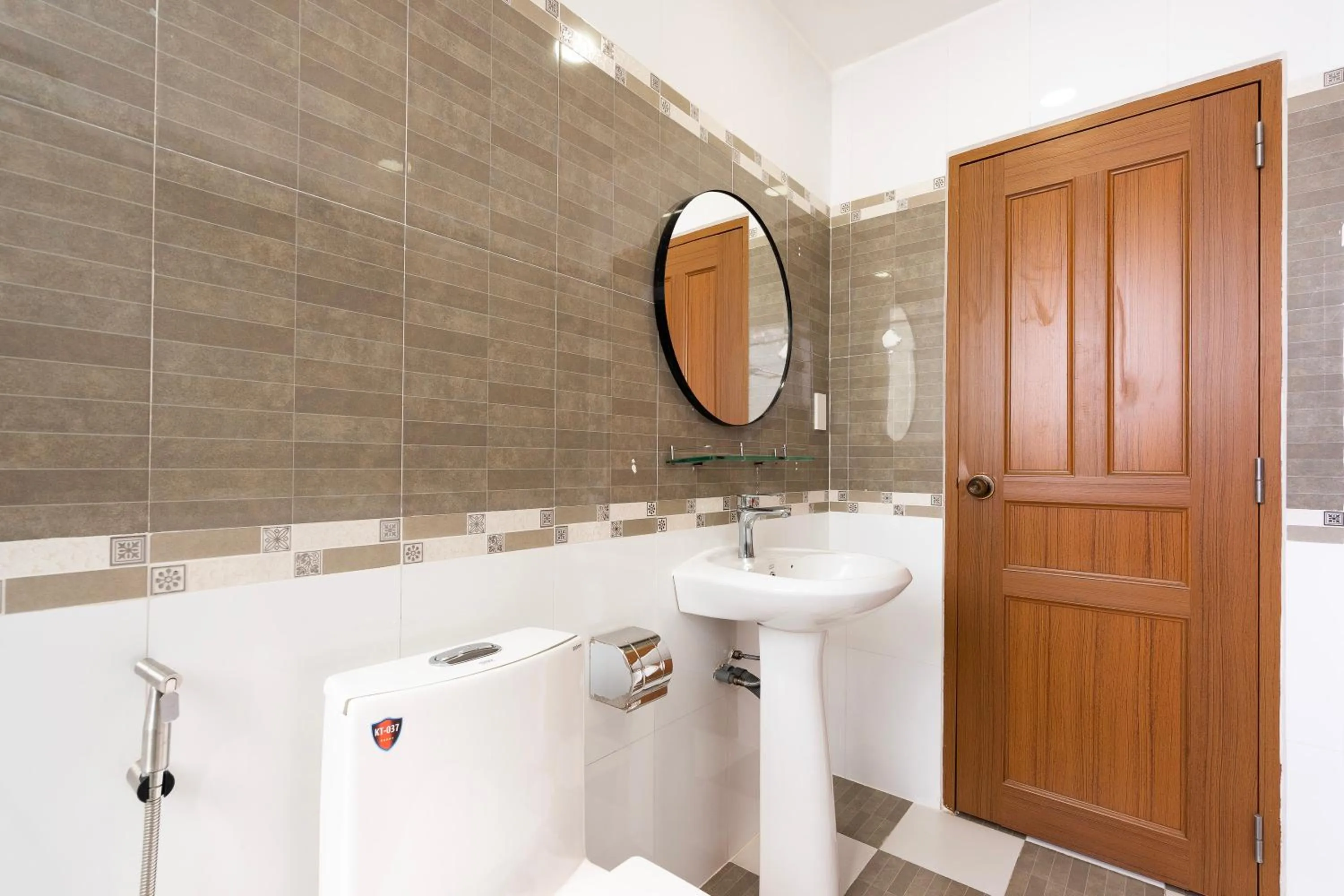 Toilet in Mari Queen Hotel - Suong Nguyet Anh