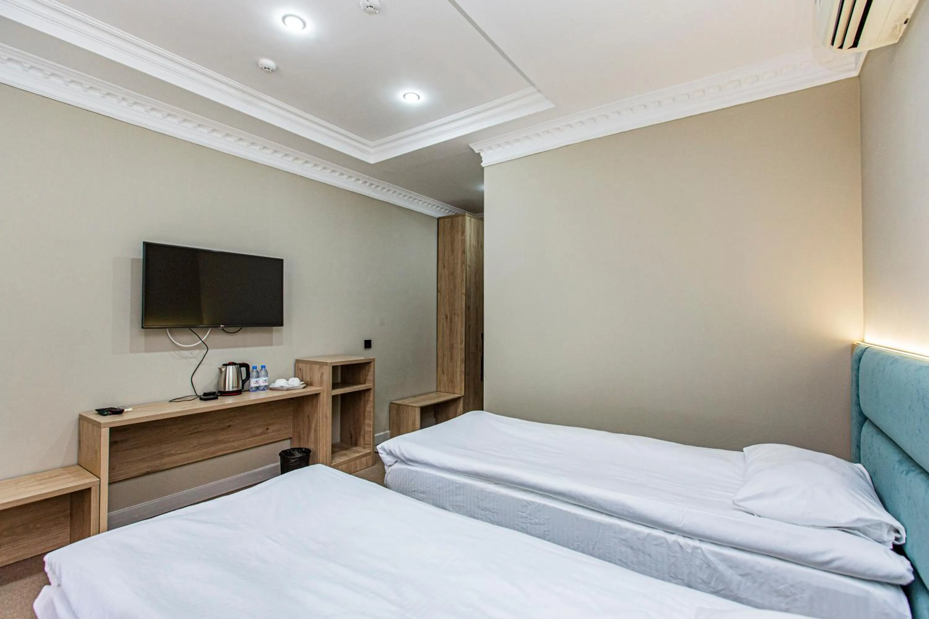 Photo of the whole room, Bed in KAIER Hotel