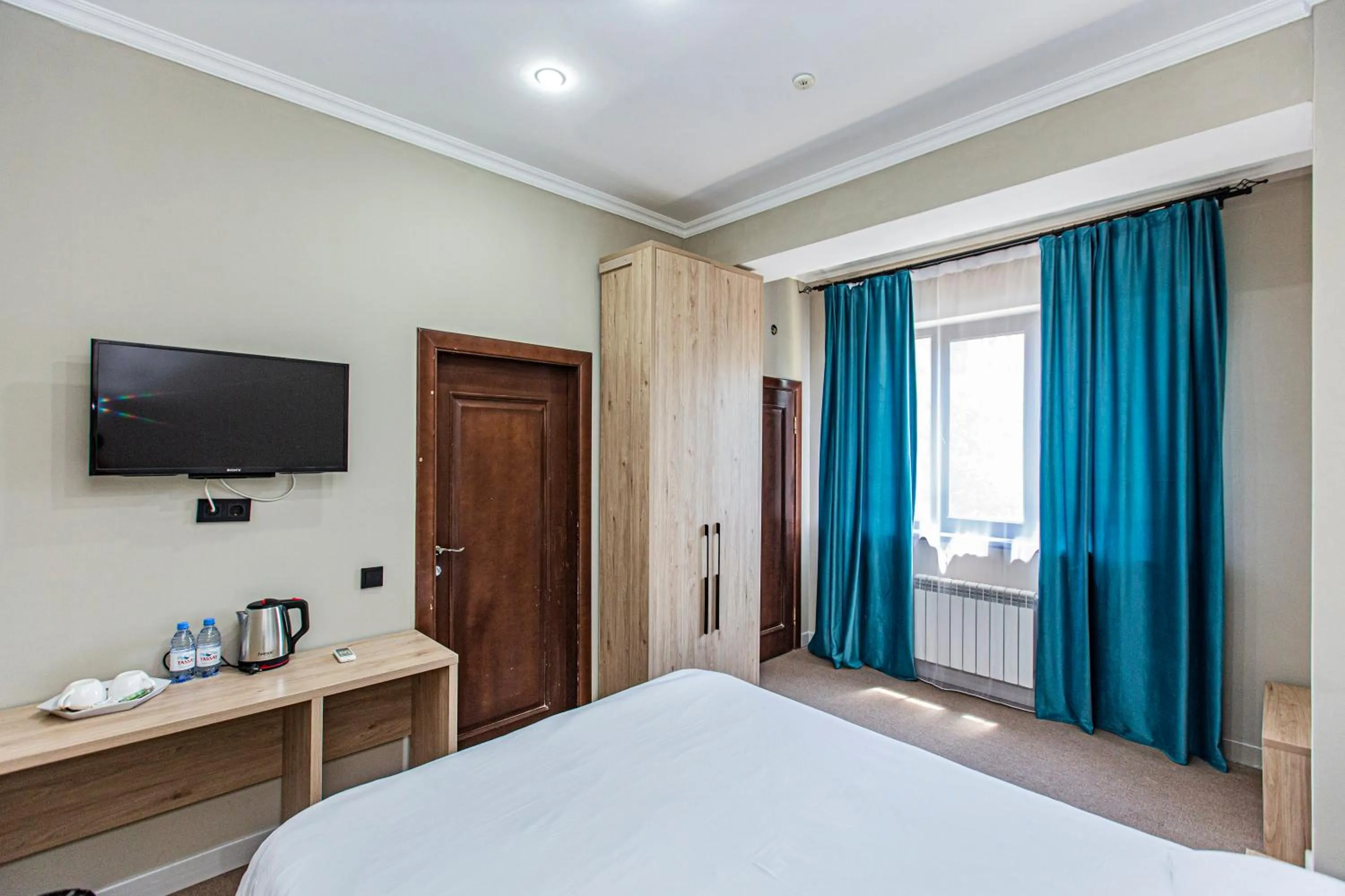 Photo of the whole room, Bed in KAIER Hotel