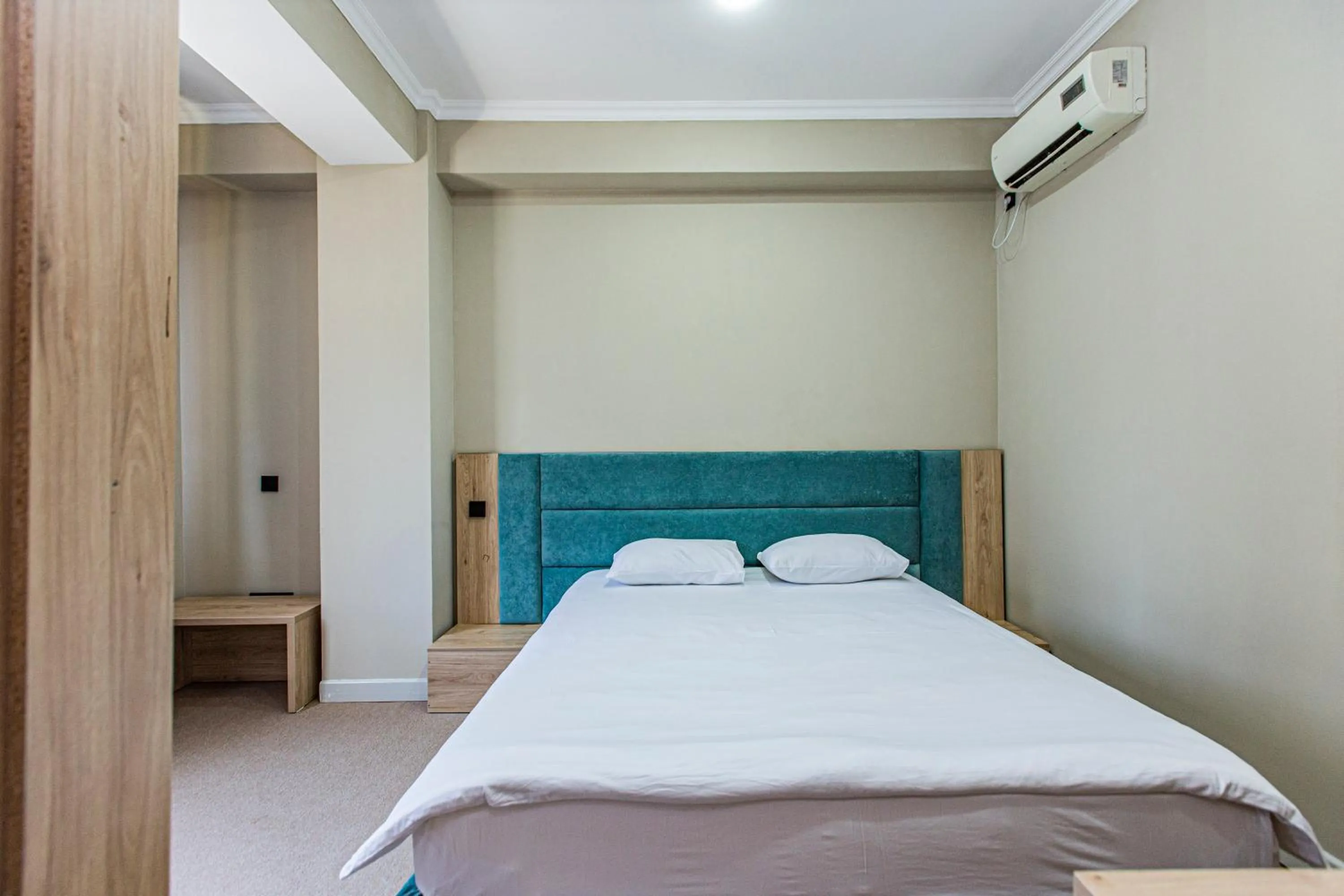 Photo of the whole room, Bed in KAIER Hotel