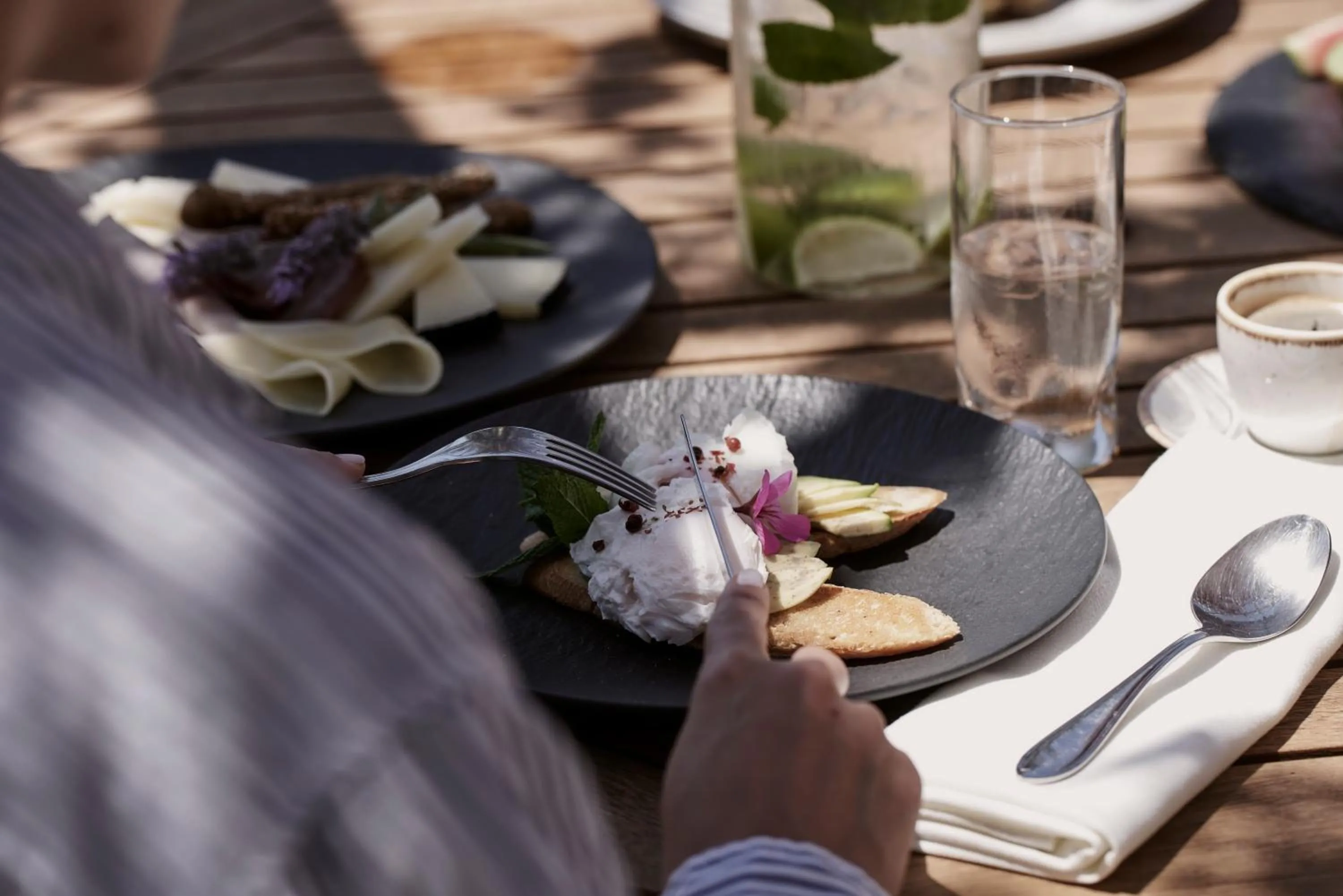 Restaurant/places to eat in Yria Island Boutique Hotel & Spa