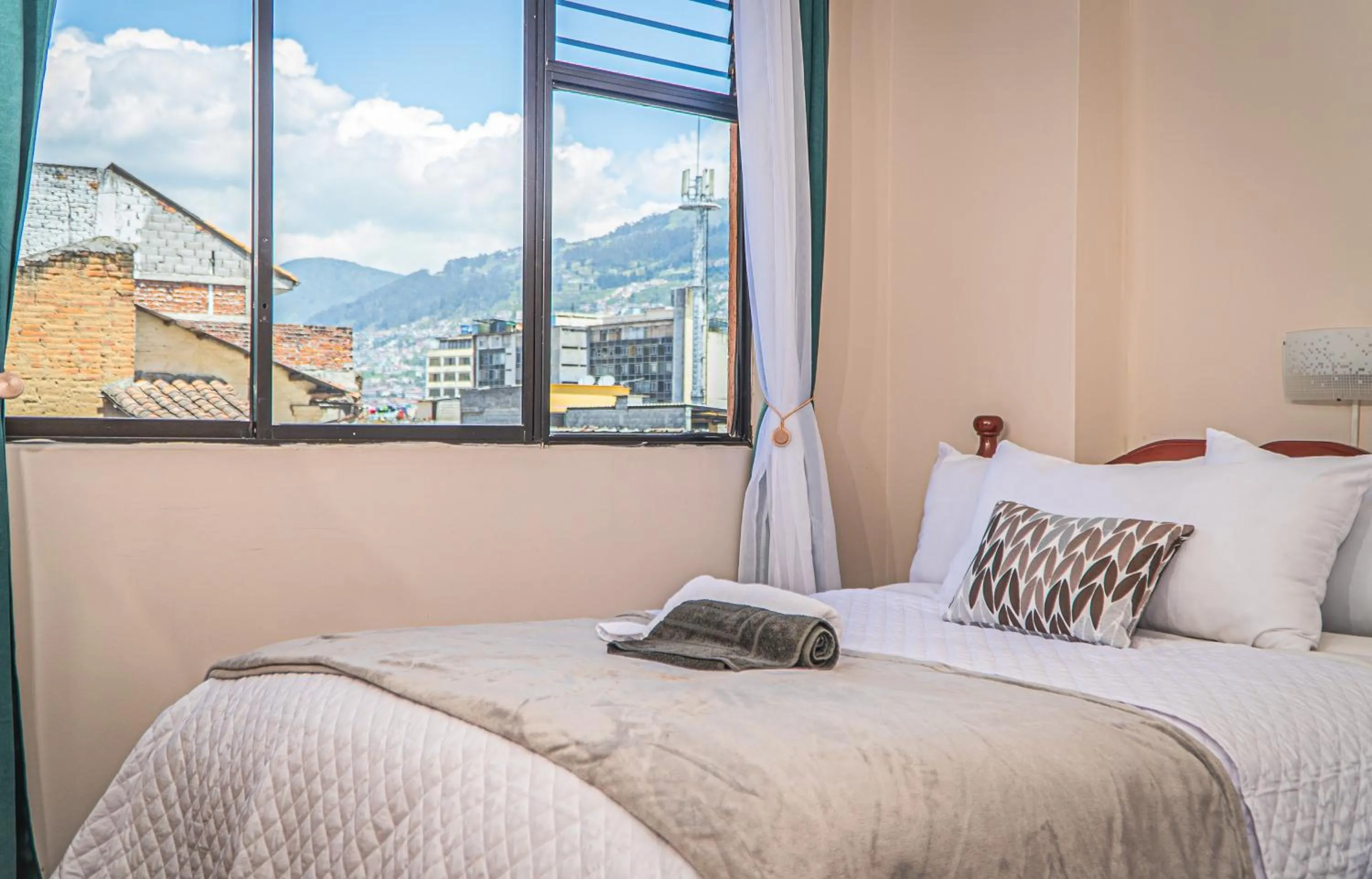 Photo of the whole room, Bed in Ukuku Hostel & Rooftop - Quito