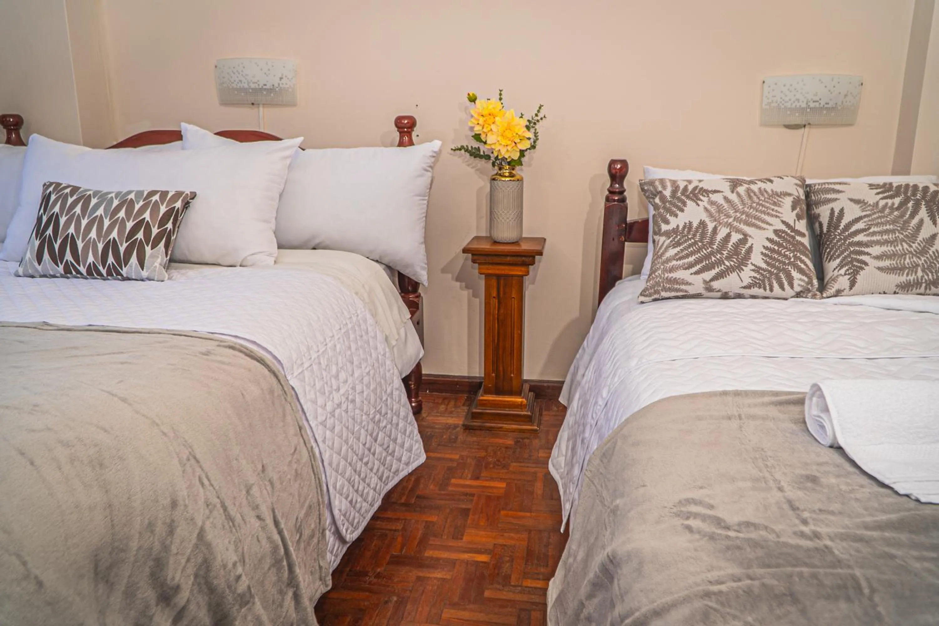 Photo of the whole room, Bed in Ukuku Hostel & Rooftop - Quito