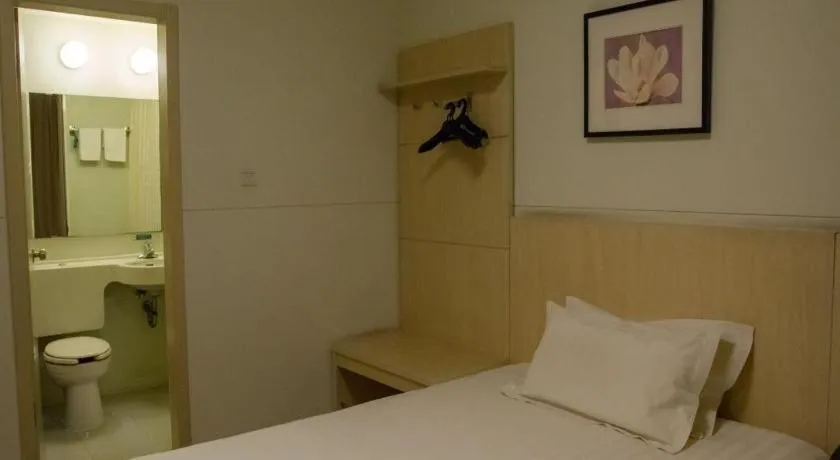 Bed in Jinjiang Inn Shanghai Qingpu