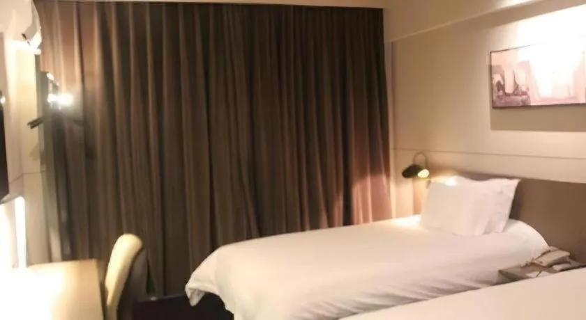 Bed in Jinjiang Inn Select Shanghai Pudong Airport