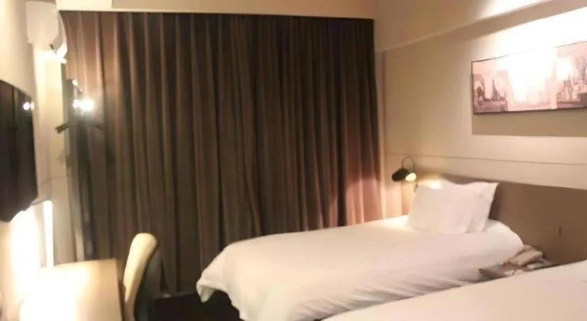 Bed in Jinjiang Inn Select Shanghai Pudong Airport