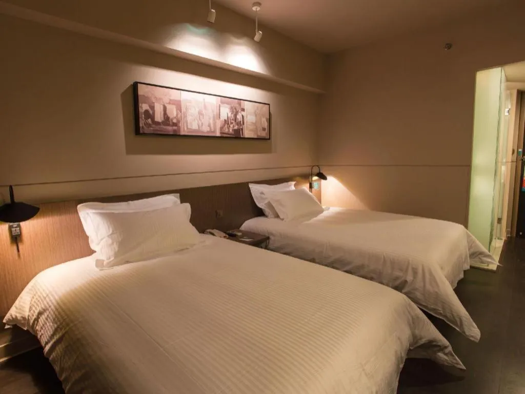 Bed in Jinjiang Inn Select Shanghai Pudong Airport