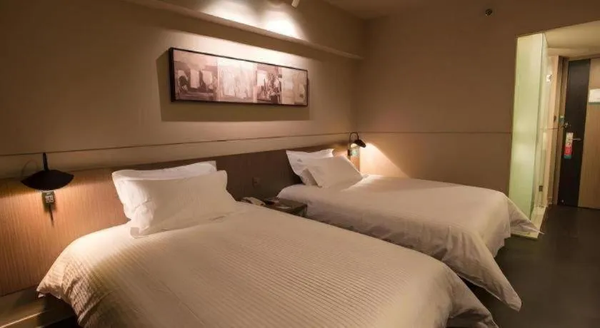 Bed in Jinjiang Inn Select Shanghai Pudong Airport