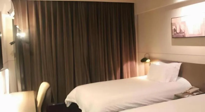 Bed in Jinjiang Inn Select Shanghai Pudong Airport