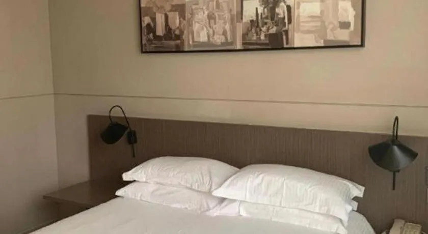 Bed in Jinjiang Inn Select Shanghai Pudong Airport