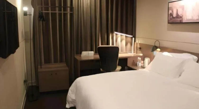 Bed in Jinjiang Inn Select Shanghai Pudong Airport