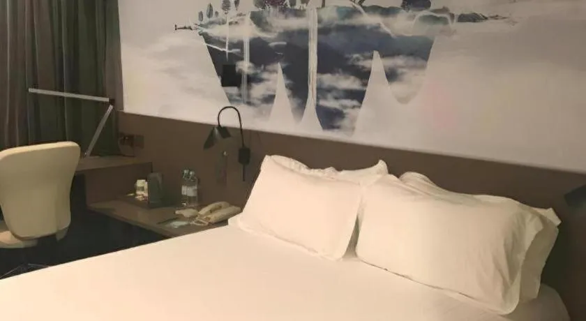 Bed in Jinjiang Inn Select Shanghai Pudong Airport