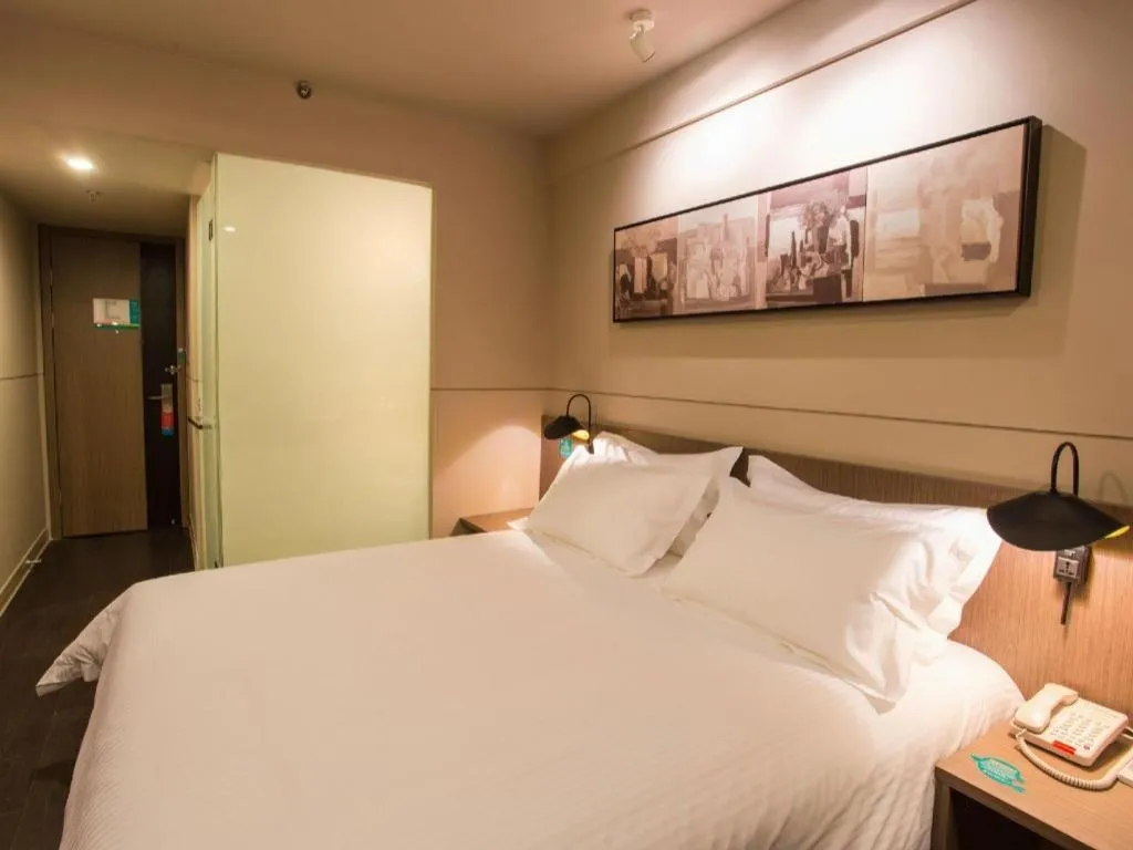 Bed in Jinjiang Inn Select Shanghai Pudong Airport