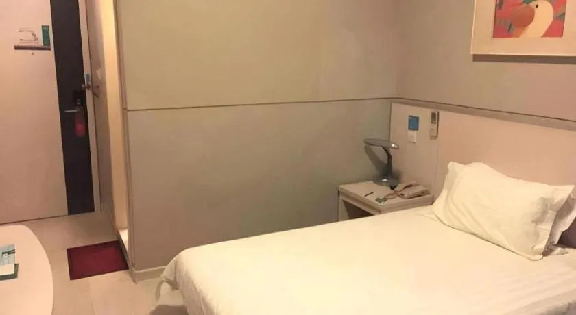 Bed in Jinjiang Inn Select Shanghai Pudong Airport