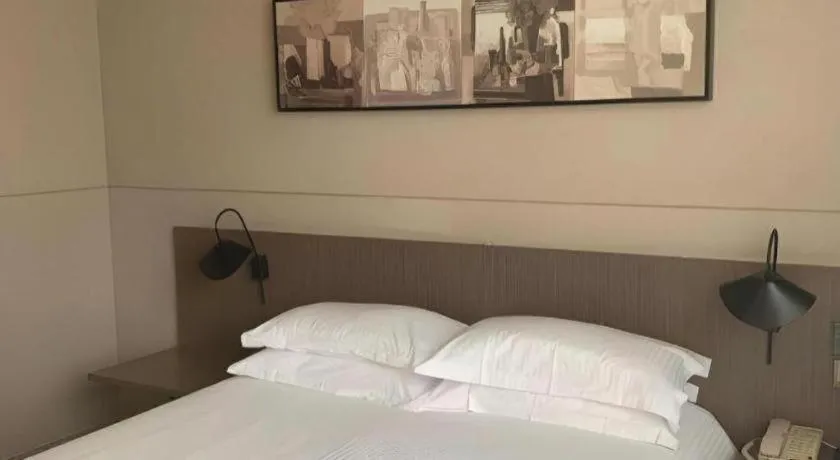 Bed in Jinjiang Inn Select Shanghai Pudong Airport