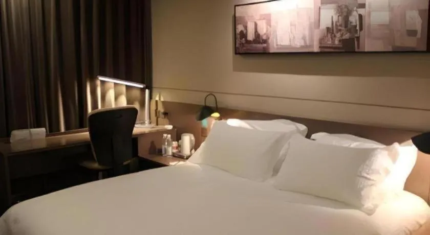 Bed in Jinjiang Inn Select Shanghai Pudong Airport