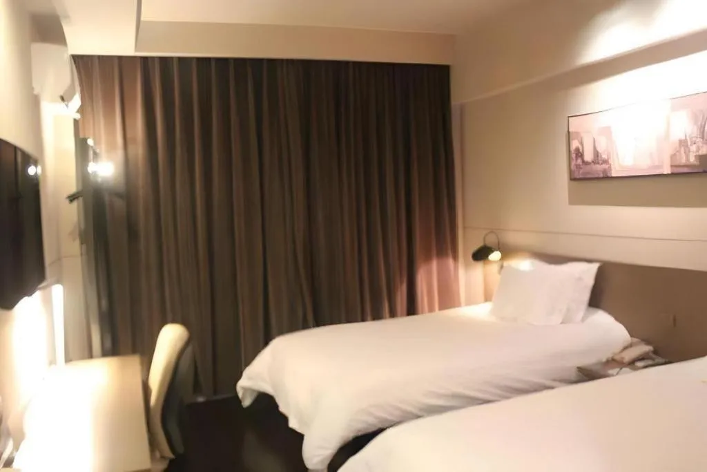 Bed in Jinjiang Inn Select Shanghai Pudong Airport