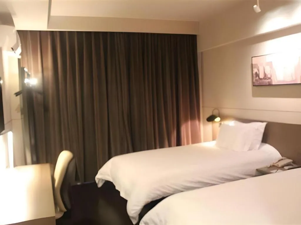 Bed in Jinjiang Inn Select Shanghai Pudong Airport