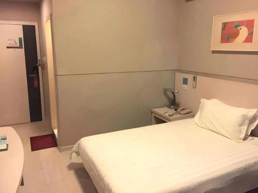 Bed in Jinjiang Inn Select Shanghai Pudong Airport