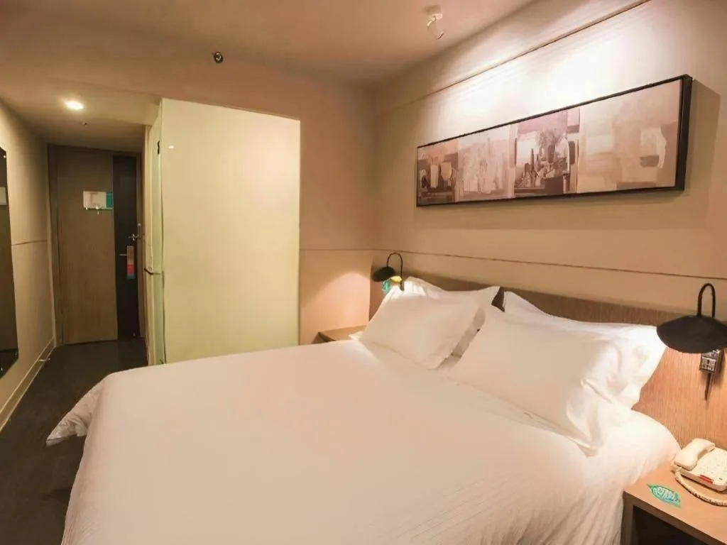 Bed in Jinjiang Inn Select Shanghai Pudong Airport