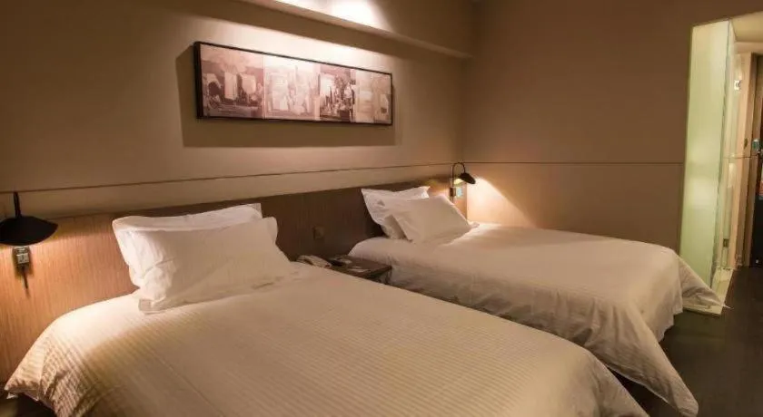 Bed in Jinjiang Inn Select Shanghai Pudong Airport