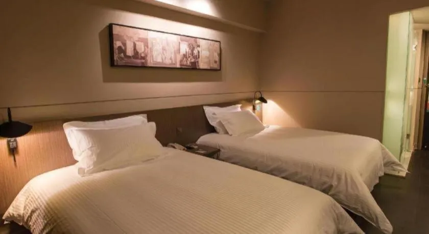 Bed in Jinjiang Inn Select Shanghai Pudong Airport