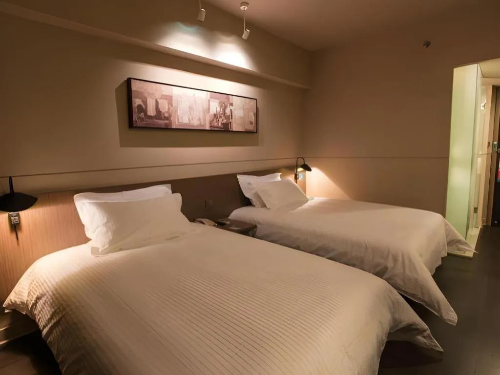 Bed in Jinjiang Inn Select Shanghai Pudong Airport