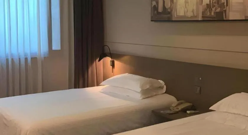 Bed in Jinjiang Inn Select Shanghai Pudong Airport