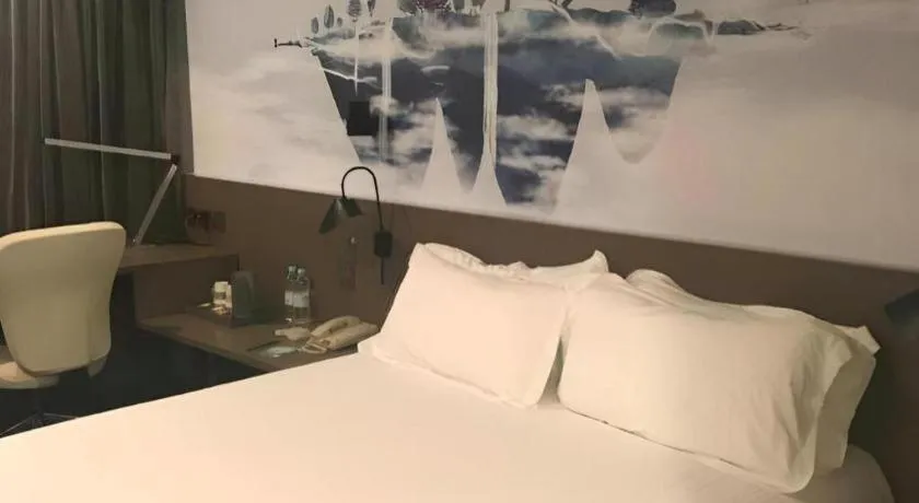 Bed in Jinjiang Inn Select Shanghai Pudong Airport