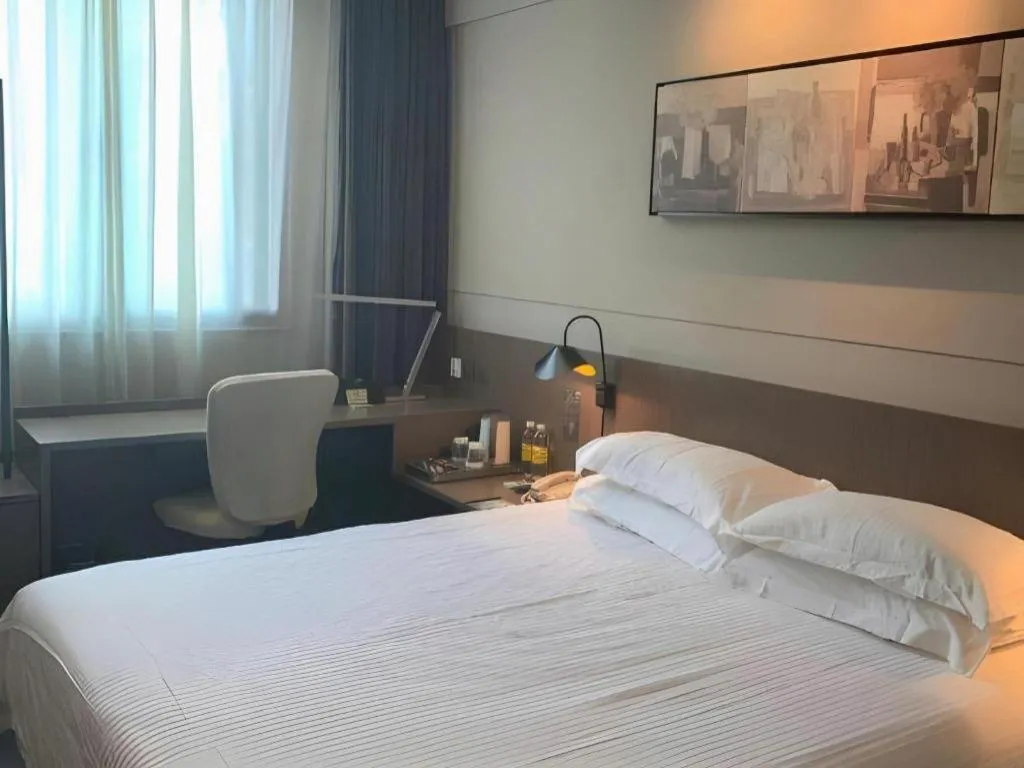 Bed in Jinjiang Inn Select Shanghai Pudong Airport