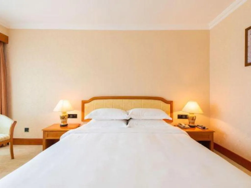 Bed in Dalian Zhongshan Hotel