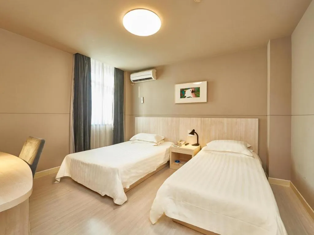 Bed in Jinjiang Inn Shanghai Minsheng Road Metro Station