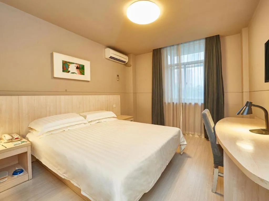 Bed in Jinjiang Inn Shanghai Minsheng Road Metro Station