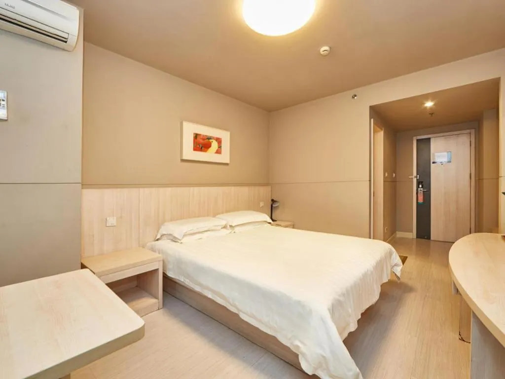 Bed in Jinjiang Inn Shanghai Minsheng Road Metro Station