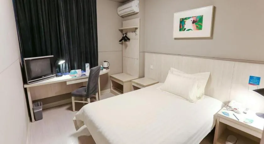 Bed in Jinjiang Inn Shanghai Minsheng Road Metro Station