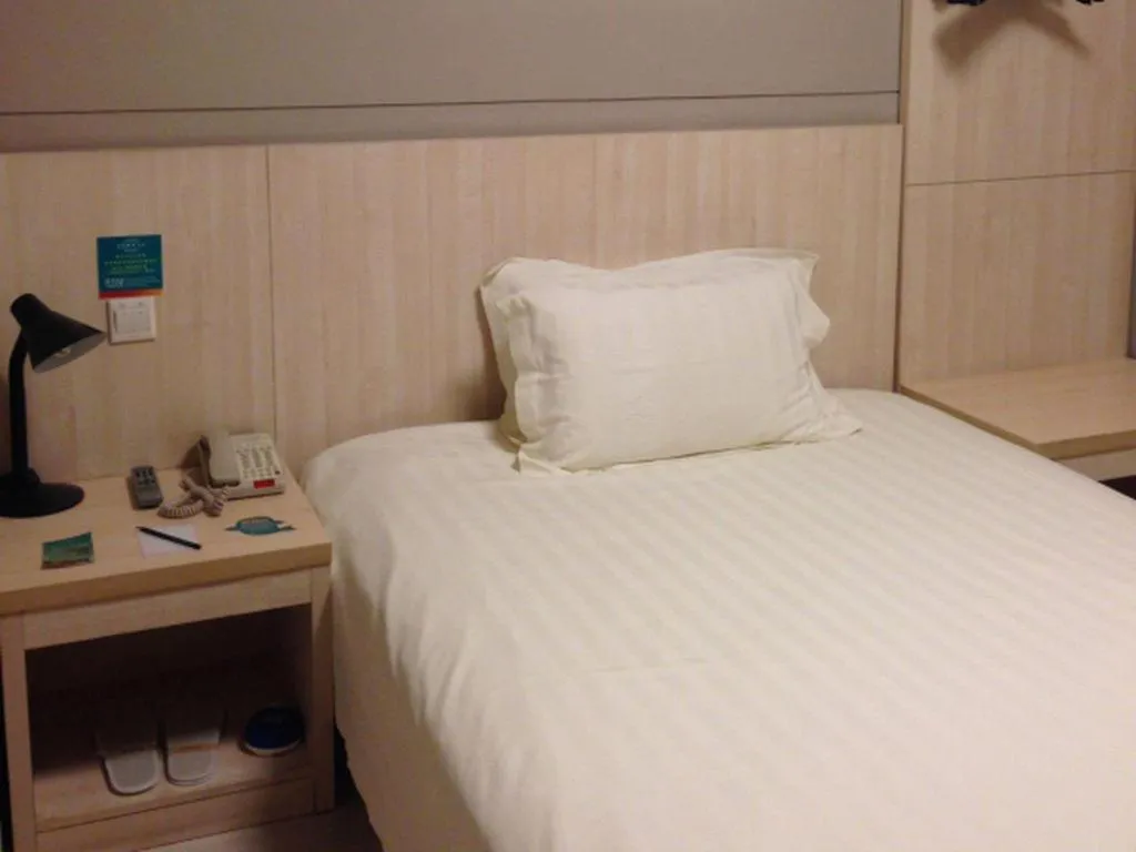 Bed in Jinjiang Inn Shanghai Minsheng Road Metro Station