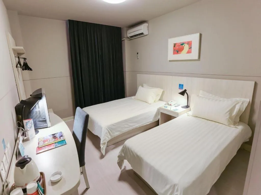 Bed in Jinjiang Inn Shanghai Minsheng Road Metro Station