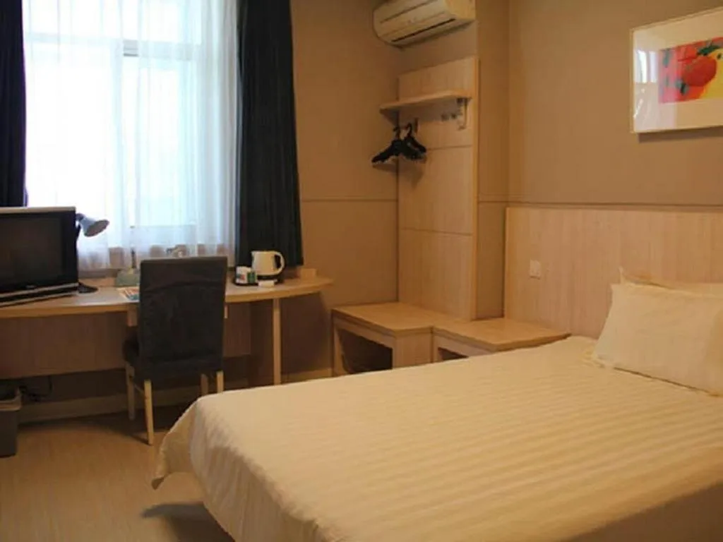 Bed in Jinjiang Inn Shanghai Minsheng Road Metro Station