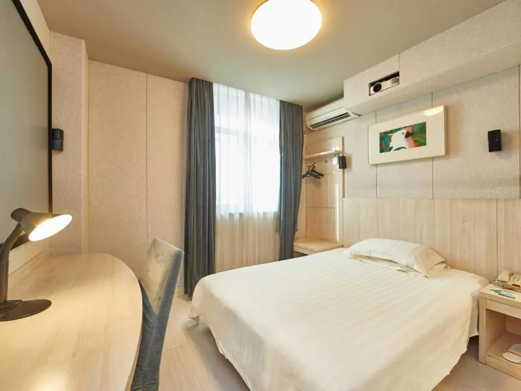 Bed in Jinjiang Inn Shanghai Minsheng Road Metro Station