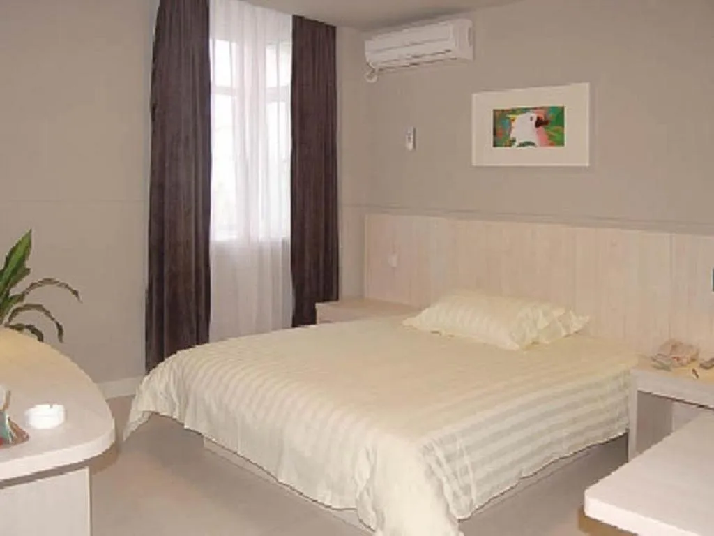 Bed in Jinjiang Inn Shanghai Minsheng Road Metro Station