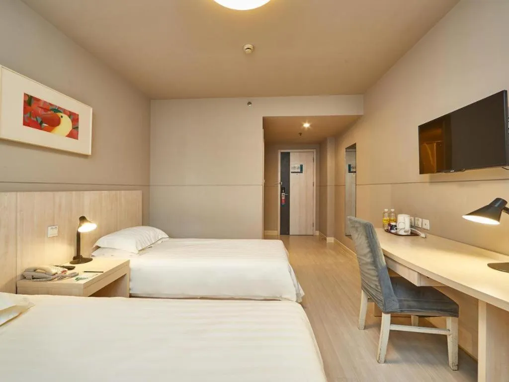Bed in Jinjiang Inn Shanghai Minsheng Road Metro Station