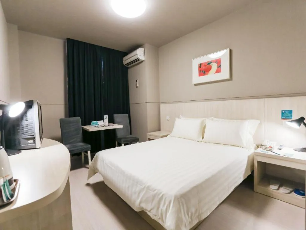 Bed in Jinjiang Inn Shanghai Minsheng Road Metro Station