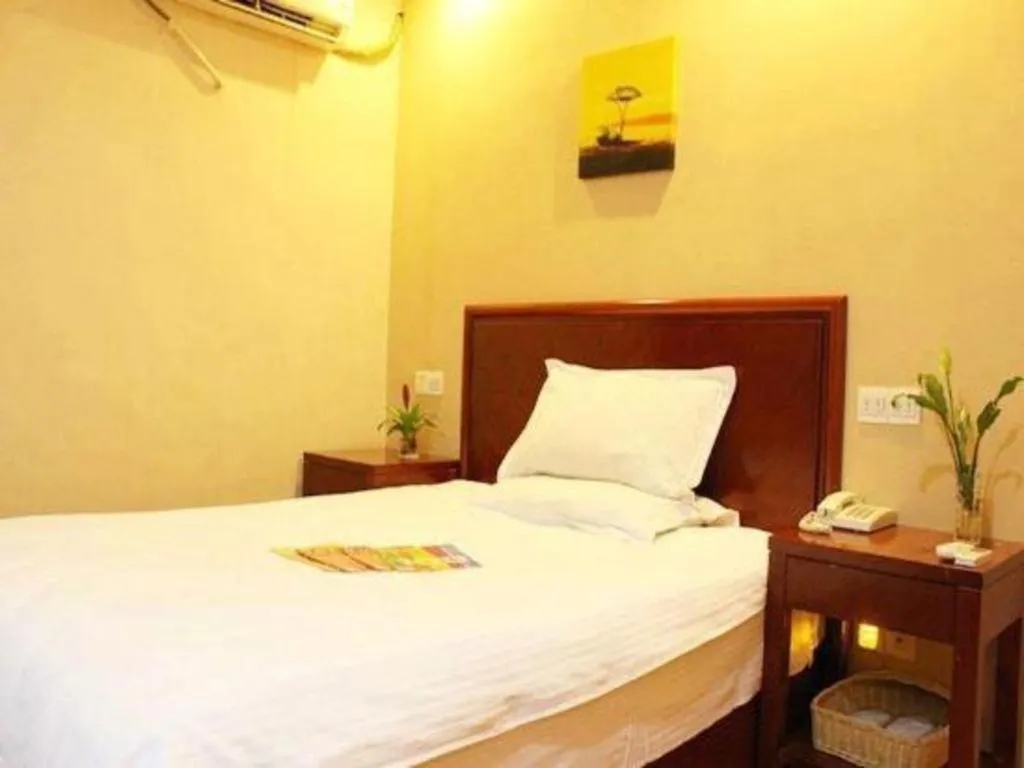 Bed in GreenTree Inn Shanghai Gongkang Road Branch