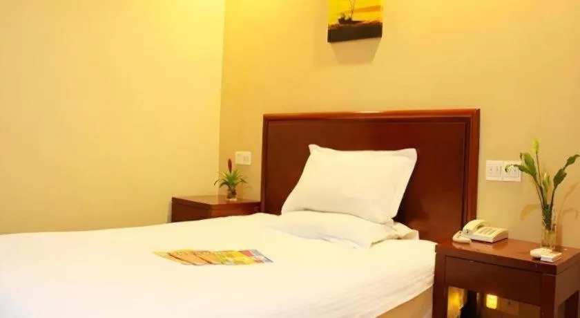 Bed in GreenTree Inn Shanghai Gongkang Road Branch