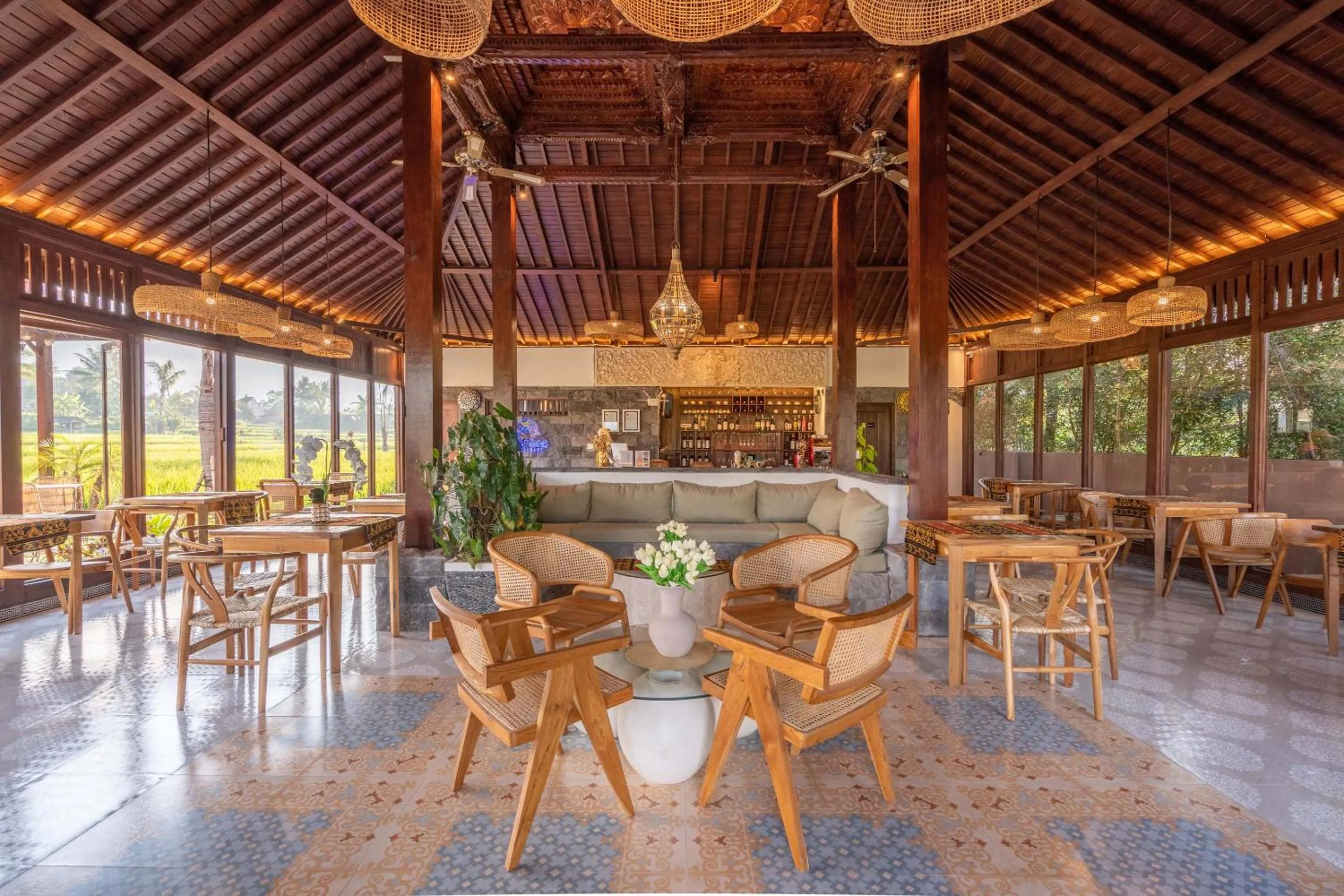 Restaurant/places to eat in Maddu Suites