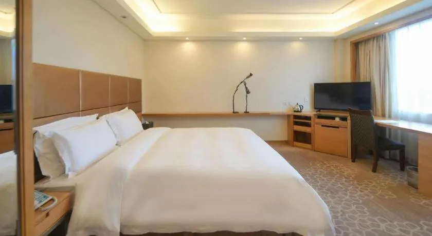 Bed in Seaview Gleetour Hotel Shenzhen Eastwing building