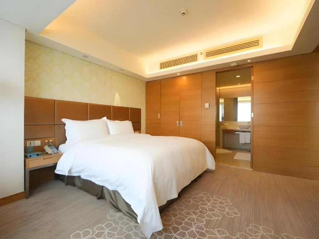 Bed in Seaview Gleetour Hotel Shenzhen Eastwing building