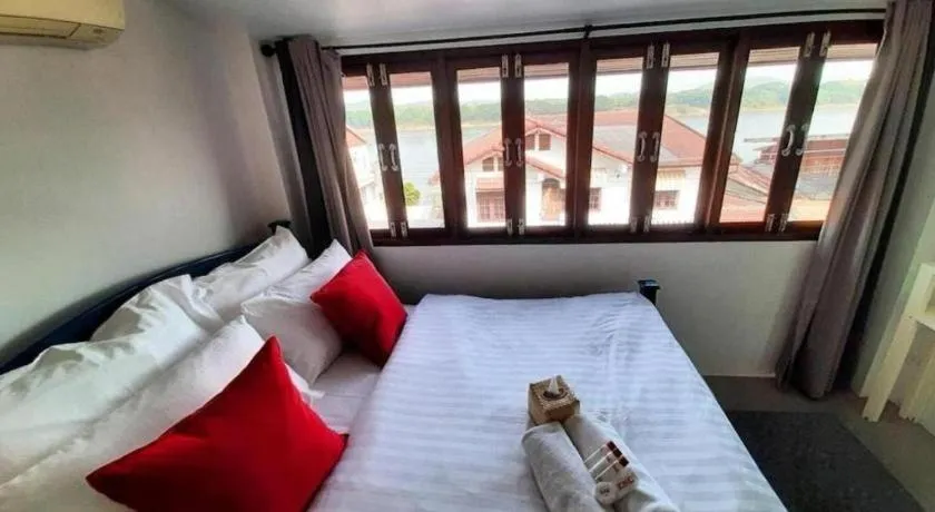 Bed in The Royal Chiangkhan Boutique Hotel