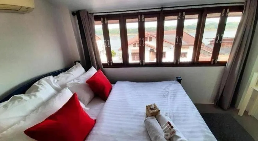 Bed in The Royal Chiangkhan Boutique Hotel