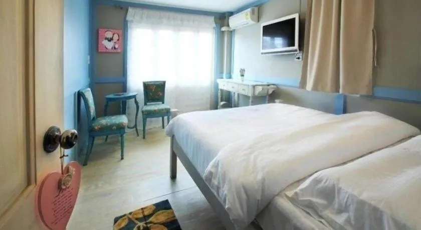 Bed in The Royal Chiangkhan Boutique Hotel